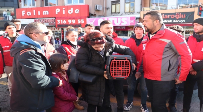 Depremde ölen çiftin enkazdan kurtarılan kedisini arkadaşları sahiplendi