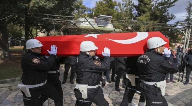 Depremde ölen emniyet müdür yardımcısı ve oğlunun cenazeleri Uşak'ta toprağa verildi