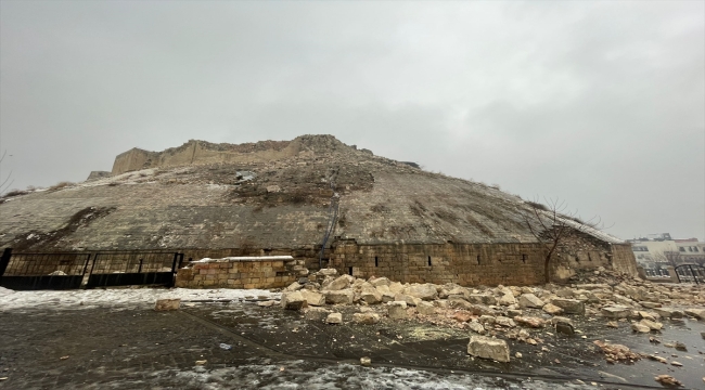 Depremde tarihi Gaziantep Kalesi de hasar gördü