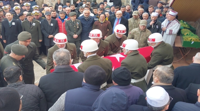 Depremde yaşamını yitiren uzman çavuş, eşi ve iki çocuğu yan yana toprağa verildi