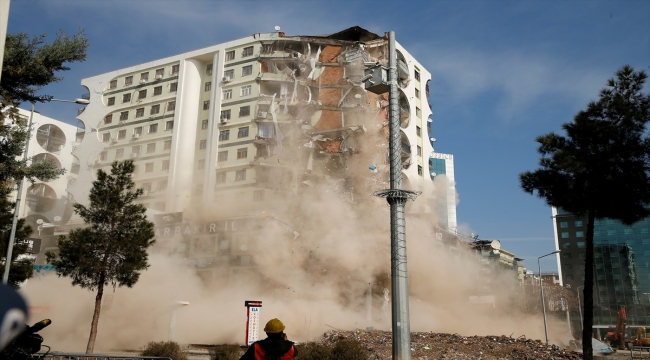 Diyarbakır'da ağır hasarlı Galeria İş Merkezi ve üstündeki sitenin yıkımına başlandı