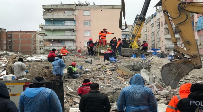 Diyarbakır'da arama kurtarma ekipleri sismik akustik dinleme cihazları da kullanıyor