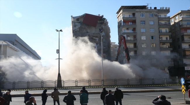 Diyarbakır'da çökme tehlikesi bulunan 9 katlı binanın yıkımına başlandı