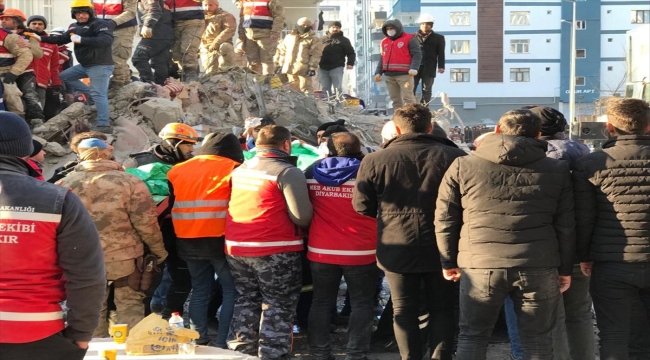 Diyarbakır'da depremde yıkılan binanın enkazından 101 saat sonra anne ve oğlu kurtarıldı