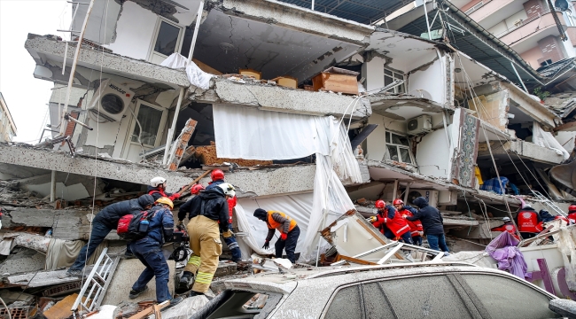 Diyarbakır'da yıkılan binalarda arama kurtarma çalışması devam ediyor