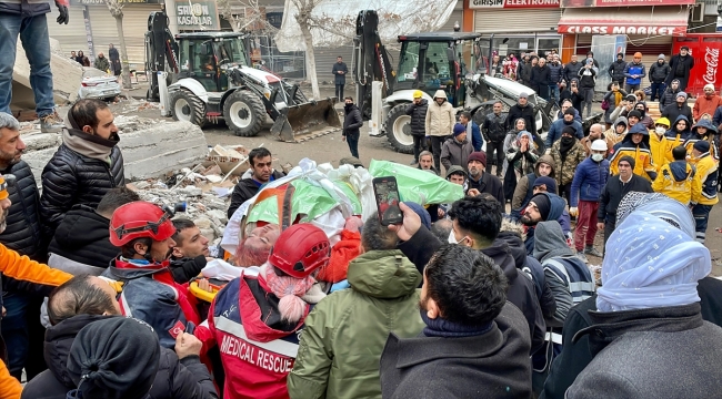 Diyarbakır'da yıkılan binanın enkazından 28 saat sonra bir kadın kurtarıldı