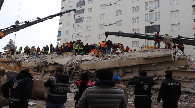 Diyarbakır'da yıkılan binanın enkazından 56 saat sonra bir kadın kurtarıldı