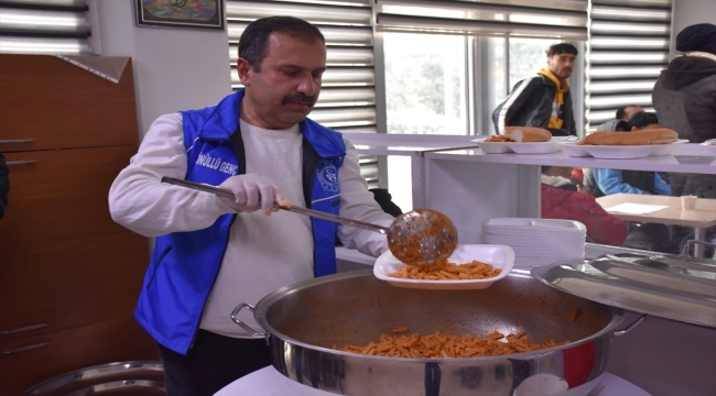 Diyarbakır ve Siirt'te depremzedelere günlük sıcak yemek ve kuru gıda desteği sağlanıyor