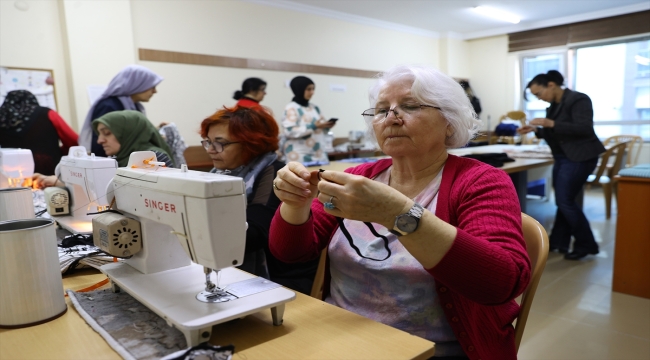 Edirne Halk Eğitim Merkezi kursiyerleri depremzedeler için kıyafet üretiyor 