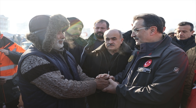 Enerji ve Tabii Kaynaklar Bakanı Dönmez, Elbistan'da çadır kenti ziyaret etti