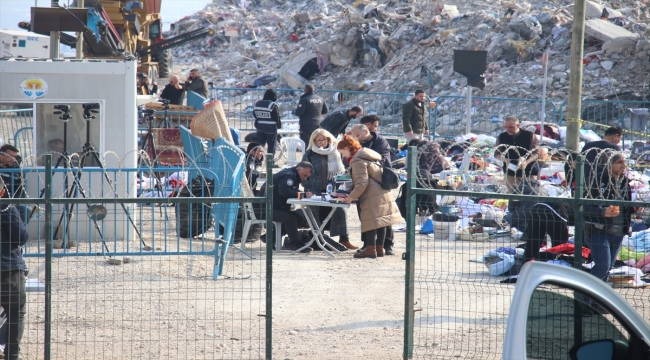 Enkaz döküm alanındaki eşyaların arasında depremde ölen yakınlarının hatıralarını arıyorlar