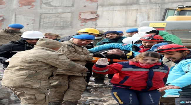 Enkazdan 104 saat sonra çıkarılan depremzede, kurtarma ekibindeki askerin elini öptü