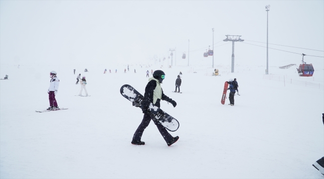 Erciyes'te pistler kayakseverlerle doldu