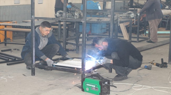 Erzurum'da meslek lisesi öğrencileri depremzedeler için mobil tuvalet ve banyo üretiyor