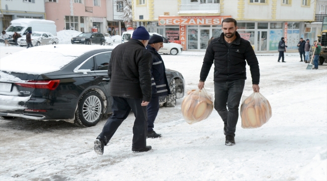 Erzurum, Kars ve Ardahan'da deprem bölgesine yardımlar sürüyor