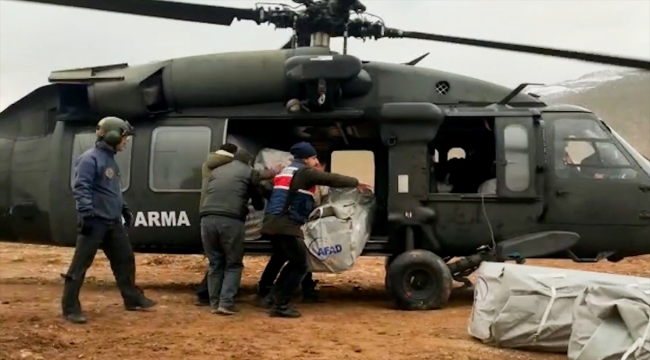 Gaziantep'in 532 köyündeki depremzedelere jandarma helikopterleriyle yardım malzemesi ulaştırıldı