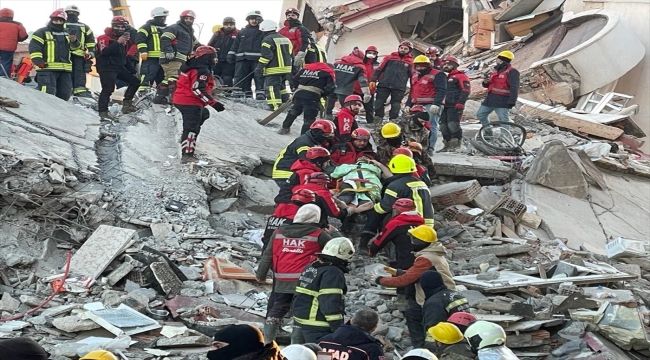 Gaziantep'te 2 kişi depremden 76 saat sonra enkazdan kurtarıldı