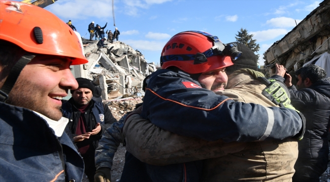 Gaziantep'te bir kişi depremden 103 saat sonra enkazdan kurtarıldı