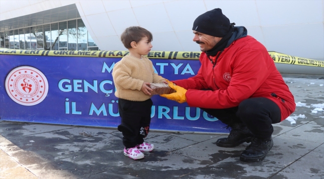 Gençlik ve Spor Bakanlığı 5000'e yakın gönüllü gençle depremzedelere yardım ediyor