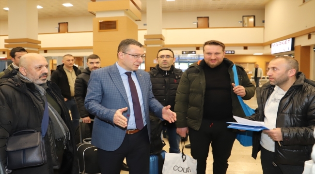 Gönüllü 87 sağlık personeli Karadeniz Bölgesi'nden deprem bölgesine gitti