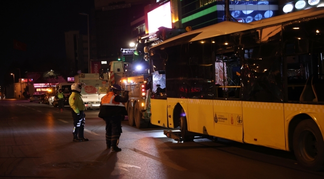 Bahçelievler'de İETT otobüsü durak önünde minibüse çarptı, 1 kişi öldü, 5 kişi yaralandı