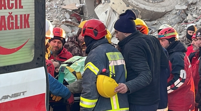 Gaziantep'te 3 kişi depremden 76 saat sonra enkazdan kurtarıldı