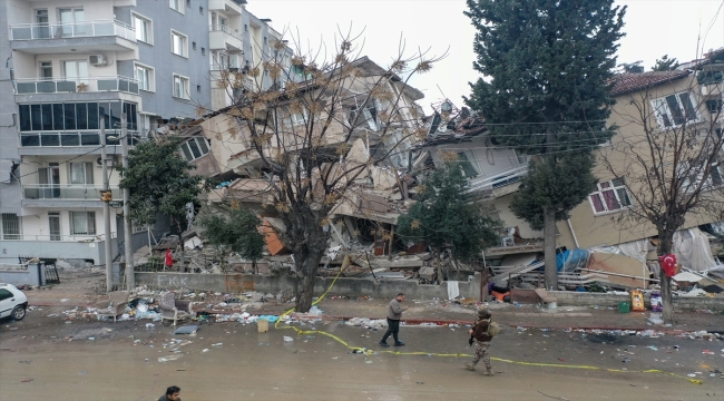 Hatay merkezli depremde yıkılan apartmanın enkazından 3 kişinin cesetleri çıkarıldı