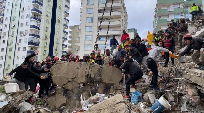 Adana'da yıkılan apartmanlarda arama kurtarma çalışmaları sürüyor