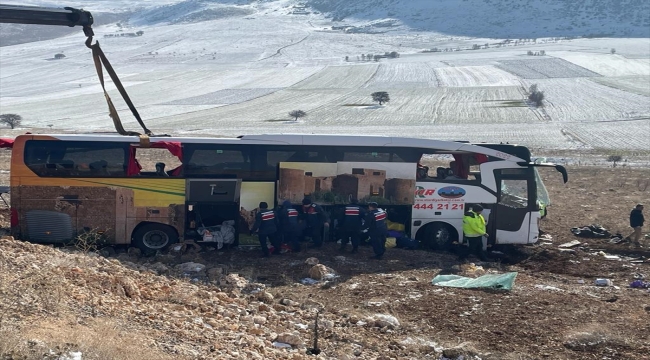 Afyonkarahisar'da yolcu otobüsü devrildi, 8 kişi öldü