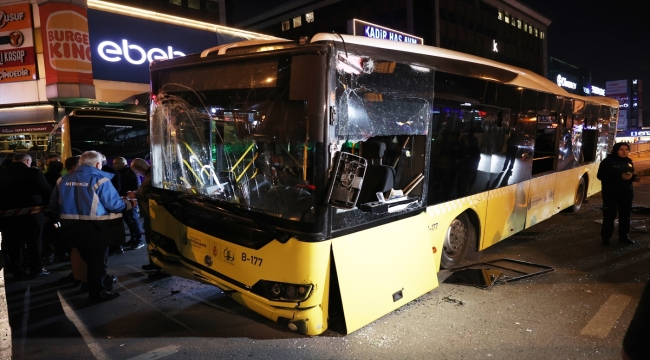 Bahçelievler'de İETT otobüsü durak önünde minibüse çarptı, 1 kişi öldü, 4 kişi yaralandı