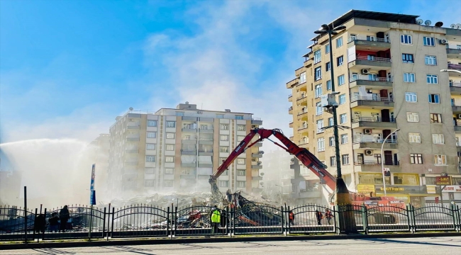 Diyarbakır'da yıkımına başlanan 9 katlı bina çöktü