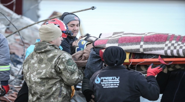 Hatay'da enkaz altında kalan aileden bir kız çocuğu daha kurtarıldı