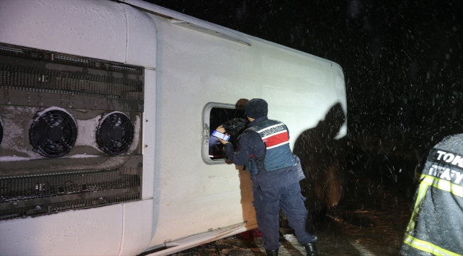 Tokat'ta yolcu otobüsünün devrilmesi sonucu 1 kişi öldü, 15 kişi yaralandı