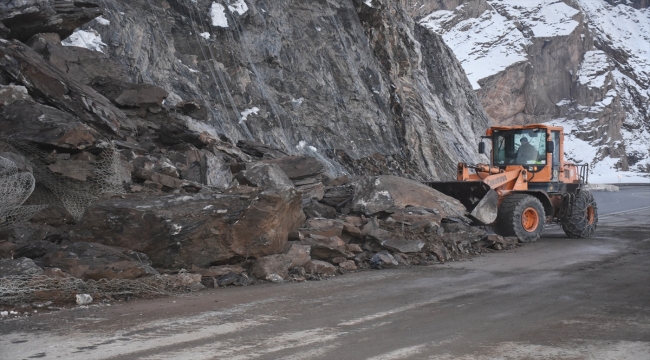 Hakkari'de kaya parçaları nedeniyle kapanan kara yolu açıldı 