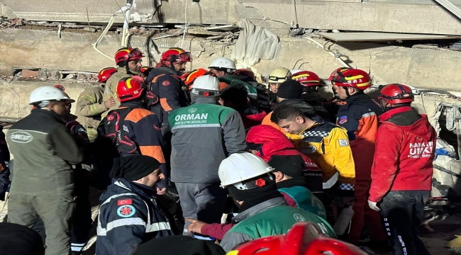 Hakkari'den Hatay'a giden ekipler enkaz altında kalan biri bebek 3 kişiyi kurtardı