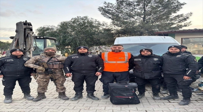 Hatay'da belediye personelinin enkazda bulduğu çantadaki para sahte çıktı