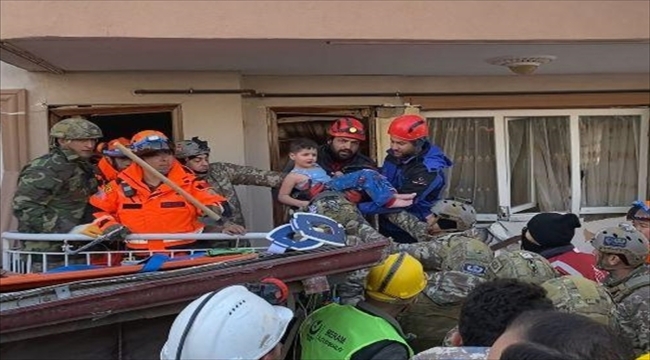 Hatay'da bir çift ile 3 çocuğu enkazdan 82 saat sonra kurtarıldı