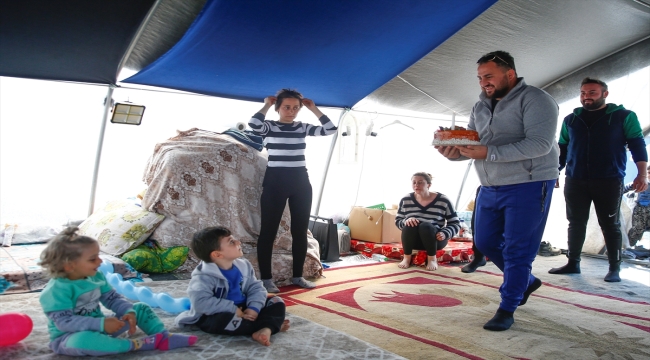 Hatay'da çadır kentte kalan çocuğun doğum günü pastası Kayseri'den geldi