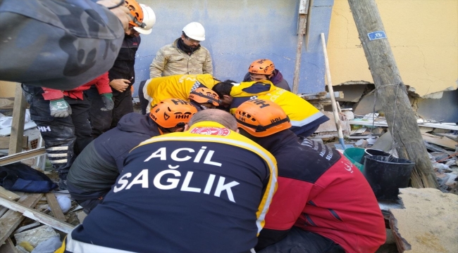 Hatay'da depremde binaları yıkılan aile, komşusuyla enkaz altında tanışmış