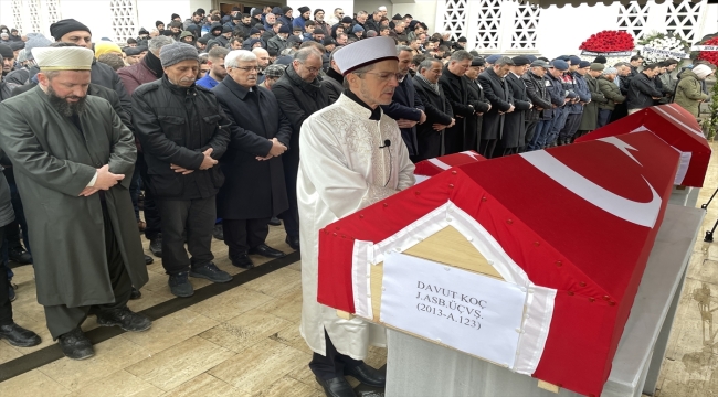 Hatay'da depremde hayatını kaybeden astsubay, annesi ve bebeğinin cenazesi Sakarya'da defnedildi