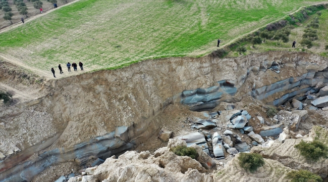 Hatay'da depremde oluşan yarık havadan görüntülendi