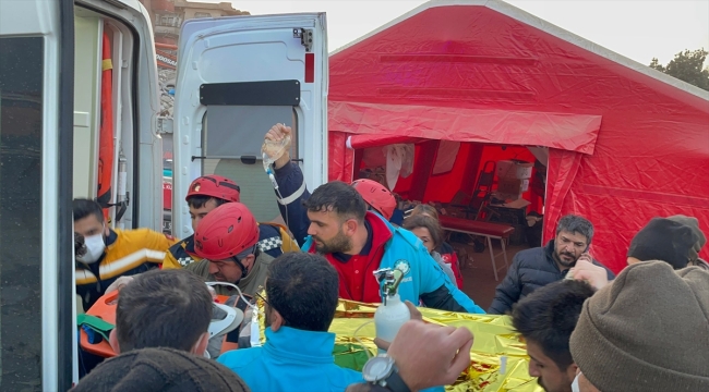 Hatay'da depremden 181 saat sonra iki kardeş enkazdan sağ çıkarıldı