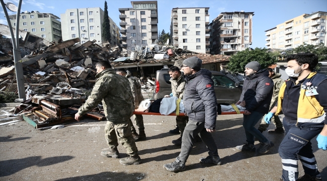 Hatay'da depremden 30 saat sonra bina enkazlarından 2 kadın sağ çıkarıldı