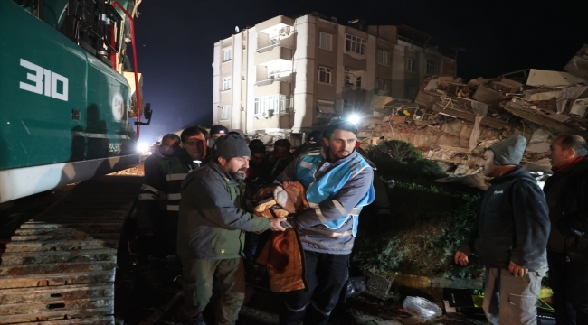 Hatay'da depremden 42 saat sonra 45 yaşındaki kişi enkazdan çıkarıldı