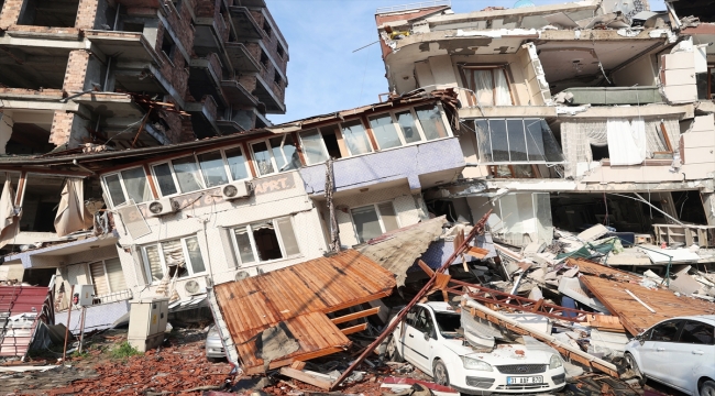 Hatay'da depremden yaklaşık 30 saat sonra bina enkazlarından 5 kişi sağ çıkarıldı