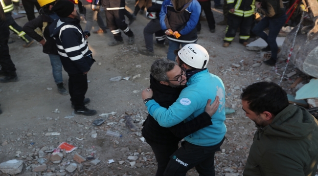 Hatay'da depremin 108'inci saatinde anne ve 3 çocuğu enkazdan sağ çıkarıldı