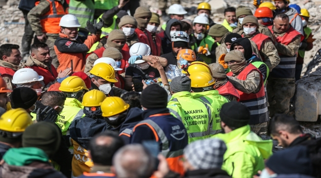 Hatay'da depremin 128. saatinde 13 yaşındaki çocuk, enkazdan sağ çıkarıldı