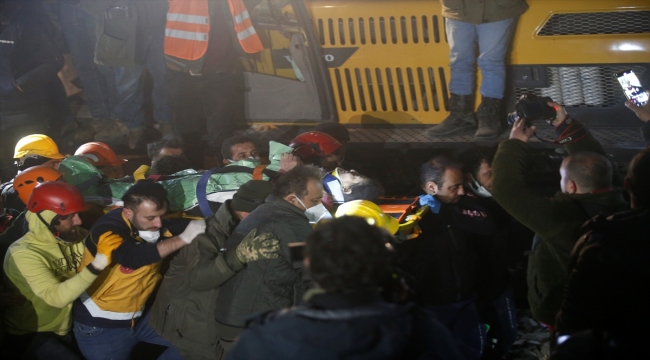 Hatay'da depremin 159. saatinde bir kadın enkazdan sağ çıkarıldı