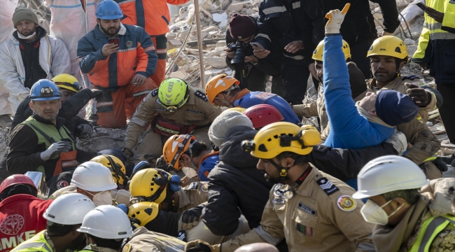 Hatay'da depremin 176. saatinde bir kadın enkazdan sağ çıkarıldı