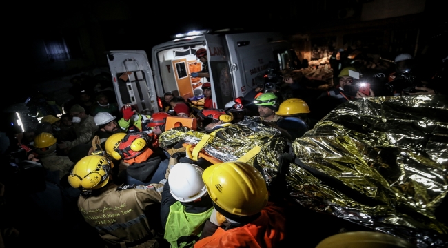 Hatay'da depremin 183. saatinde bir kişi enkazdan sağ çıkarıldı